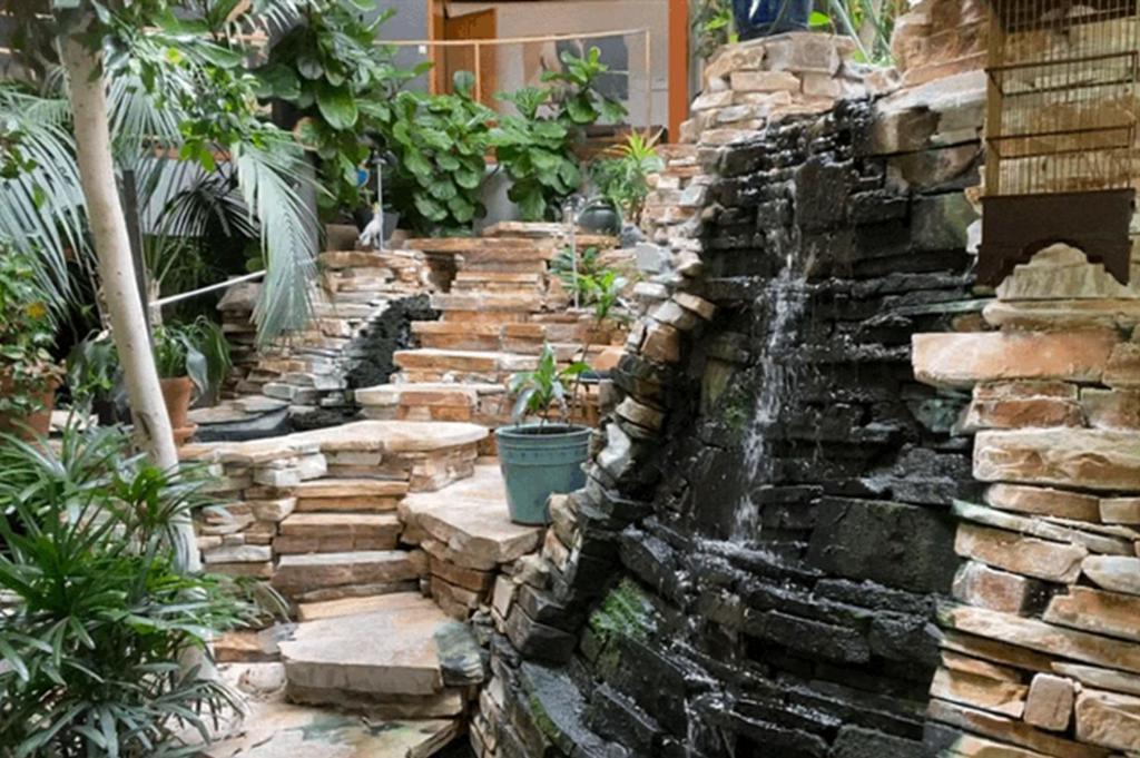 مبيت وإفطار YYC Roundhouse Grotto المظهر الخارجي الصورة